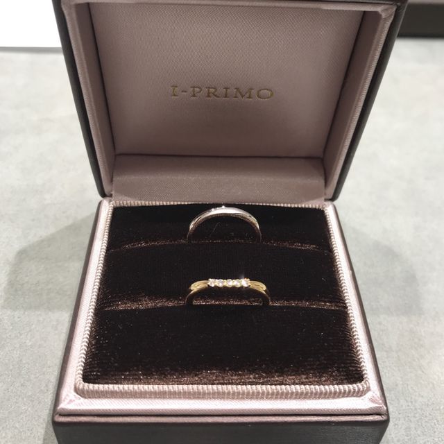 【アイプリモ(I-PRIMO)の口コミ】 婚約指輪がセンターに大きなダイヤがあるのでそれに合うU字のような結婚指…