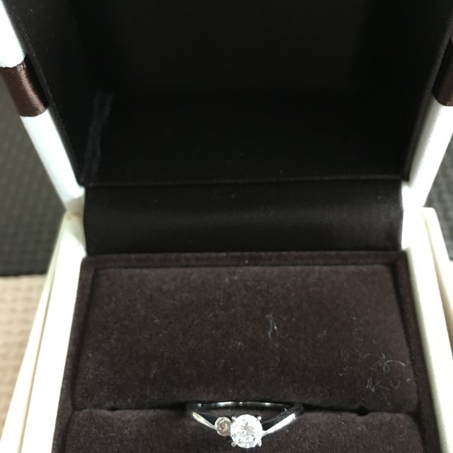 【アイプリモ(I-PRIMO)の口コミ】 大きなダイヤの隣に小さなカラーダイヤが付いていて可愛いという印象を持…