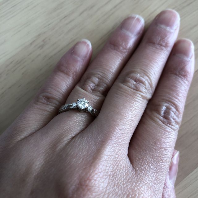 【エクセルコダイヤモンド(EXELCO DIAMOND)の口コミ】 ダイヤが出っ張っていて、存在力があり、婚約指輪ぽいデザインが気に入り…