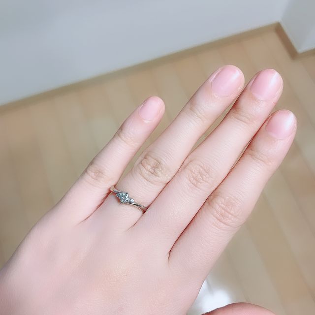 【アイプリモ(I-PRIMO)の口コミ】 ウェーブがかっていて指が長く見えるところ、メインのダイヤモンドの両側…