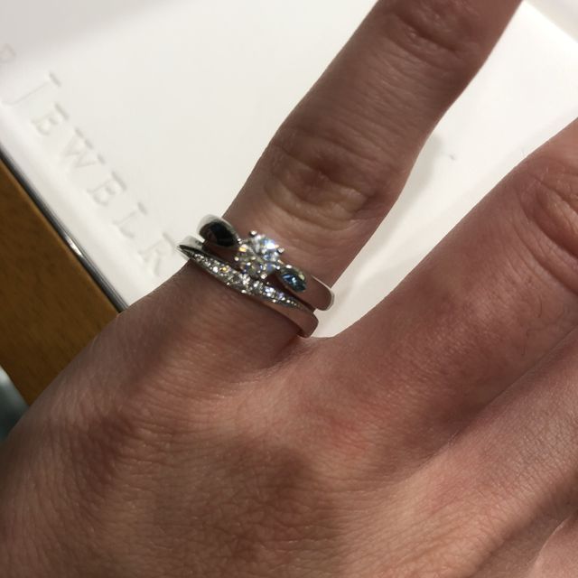 【STAR JEWELRY(スタージュエリー)の口コミ】 小さいダイヤがたくさん並んでるけどギラギラし過ぎず普段使いが出来そう…