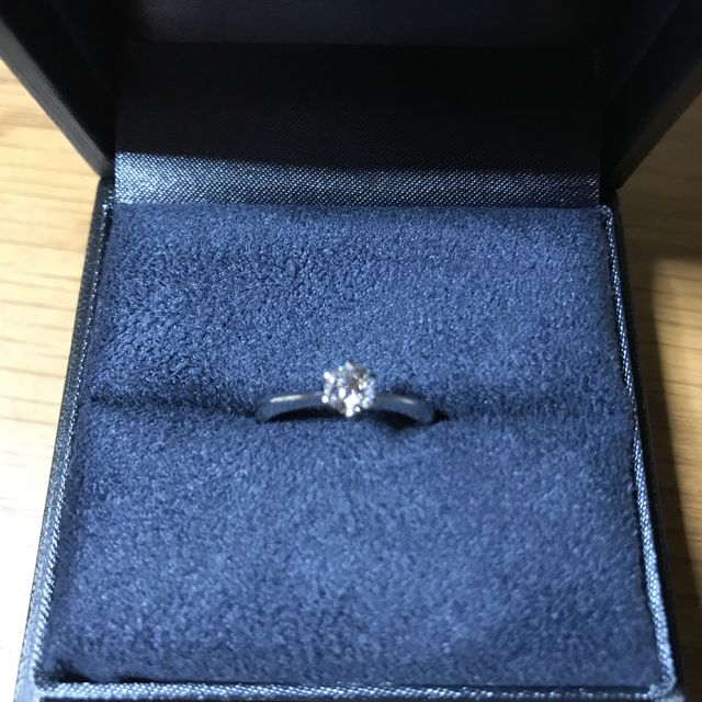 【ラザール ダイヤモンド(LAZARE DIAMOND)の口コミ】 婚約指輪はシンプルな物を探していた。
他のお店のホームページや店舗に行…