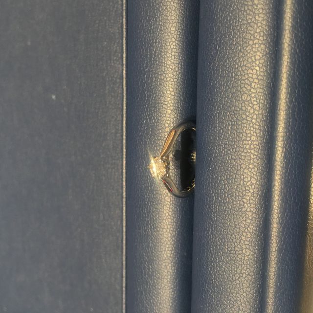 【銀座ダイヤモンドシライシの口コミ】 ダイヤモンドの質とデザインです。
入店後、カウンター席でダイヤモンドの…