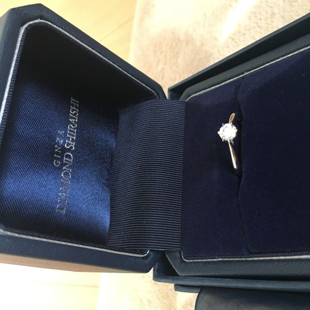 【銀座ダイヤモンドシライシの口コミ】 ダイヤモンドの質とデザインです。
入店後、カウンター席でダイヤモンドの…