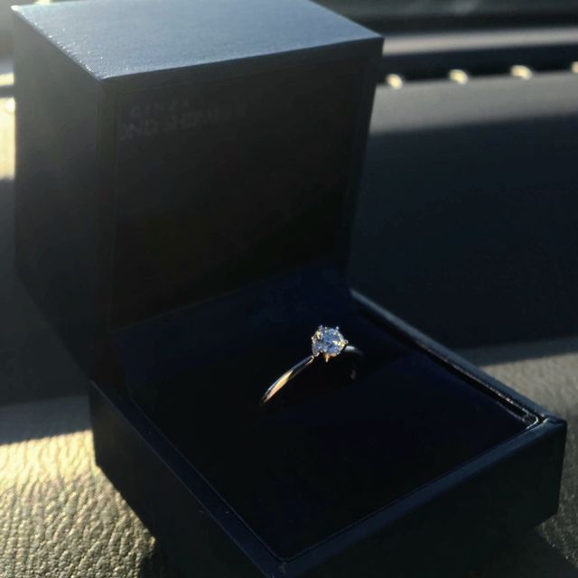 【銀座ダイヤモンドシライシの口コミ】 彼がこっそりと選んで購入してくれました。
プロポーズリングということで…