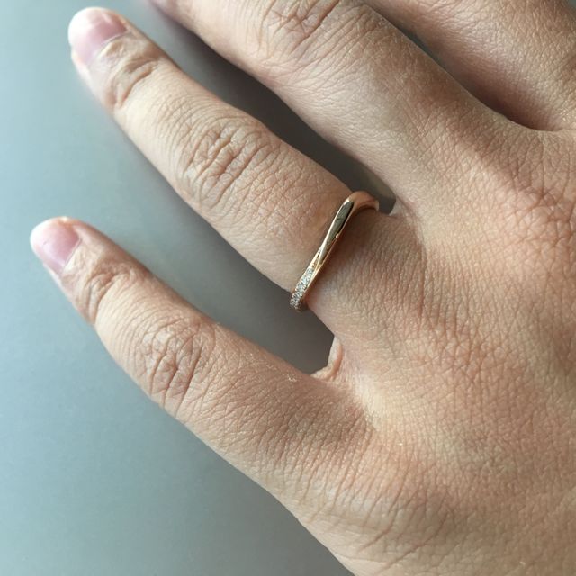 【ROYAL ASSCHER(ロイヤル・アッシャー)の口コミ】 少し人とは違った指輪をつけたかったので、V字の指輪を中心に見ていました…