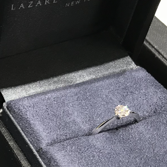 【ラザール ダイヤモンド(LAZARE DIAMOND)の口コミ】 婚約指輪はまず石を選び、続いて台座のタイプを決めるセミオーダーでした…