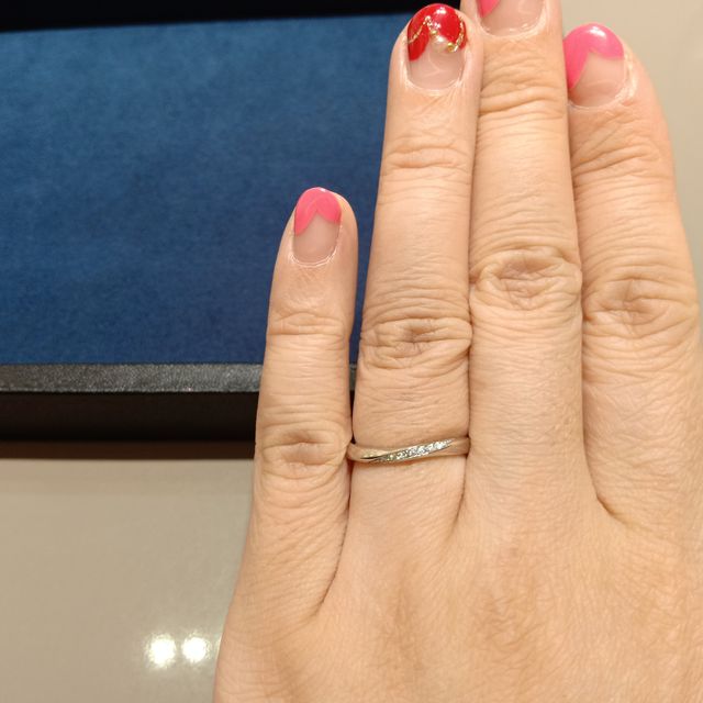 【4℃ BRIDAL(ヨンドシーブライダル)の口コミ】 2019年モデルというだけあって洗練されたデザインでした。そこまで厚みが…