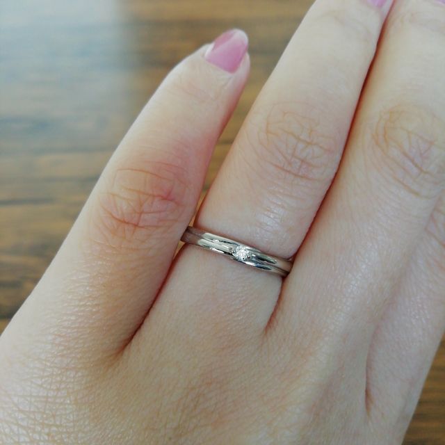【銀座ダイヤモンドシライシの口コミ】 長く使えるシンプルなデザインで探していたので、シンプルだけど一粒ダイ…