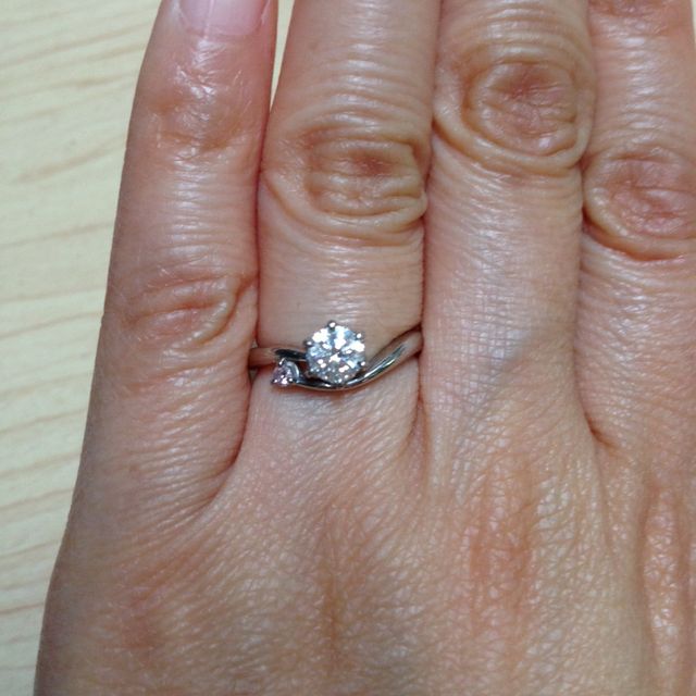 【アイプリモ(I-PRIMO)の口コミ】 Vになっているデザイン（指が長く綺麗に見える）が良かった。
結婚指輪もV…