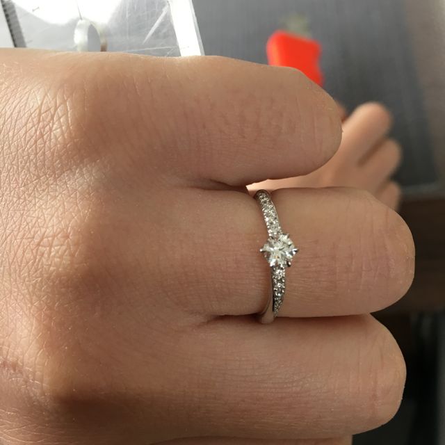 【銀座ダイヤモンドシライシの口コミ】 ダイヤを強調しすぎない大きさで、リングにも装飾がある物を探していまし…