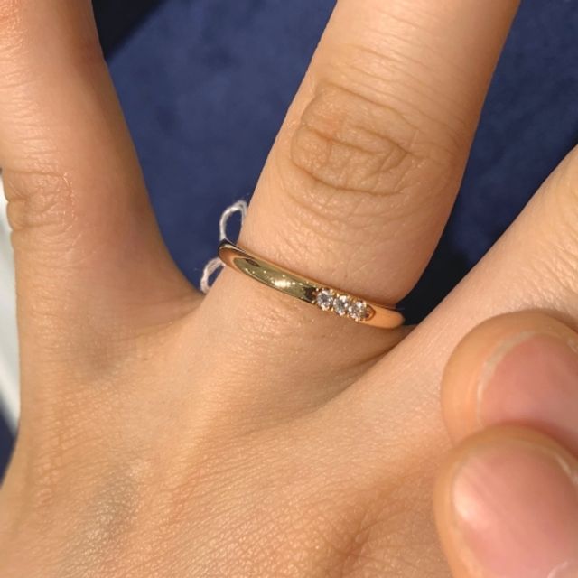 【4℃ BRIDAL(ヨンドシーブライダル)の口コミ】 ピンクゴールドの優しい色合いが肌に馴染み良かったです。細めのストレー…