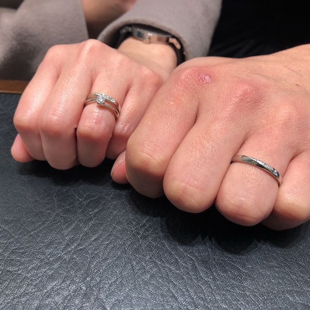 【ROYAL ASSCHER(ロイヤル・アッシャー)の口コミ】 ダイヤモンドの輝きが他のブランドよりも一段と輝いて見えて、リングのデ…