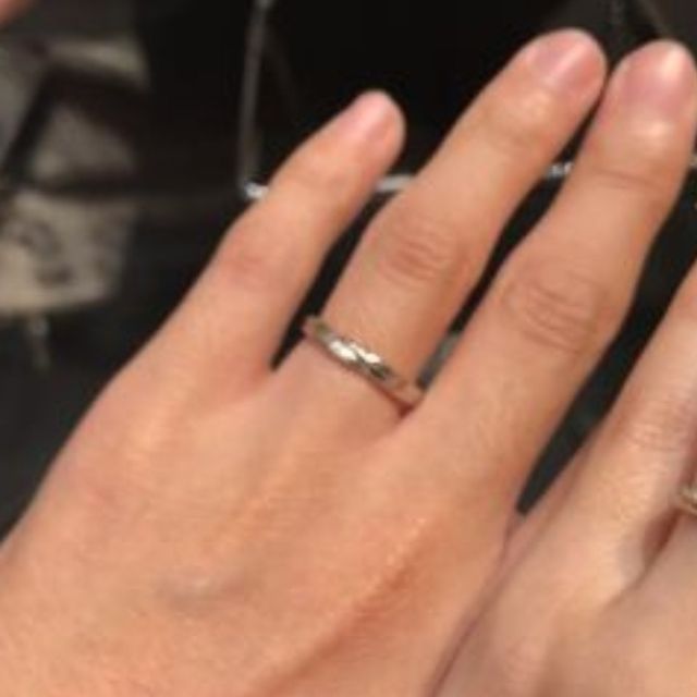 【エクセルコダイヤモンド(EXELCO DIAMOND)の口コミ】 ストレートでないデザインを探していて、V字もしくはウェーブがかった物を…