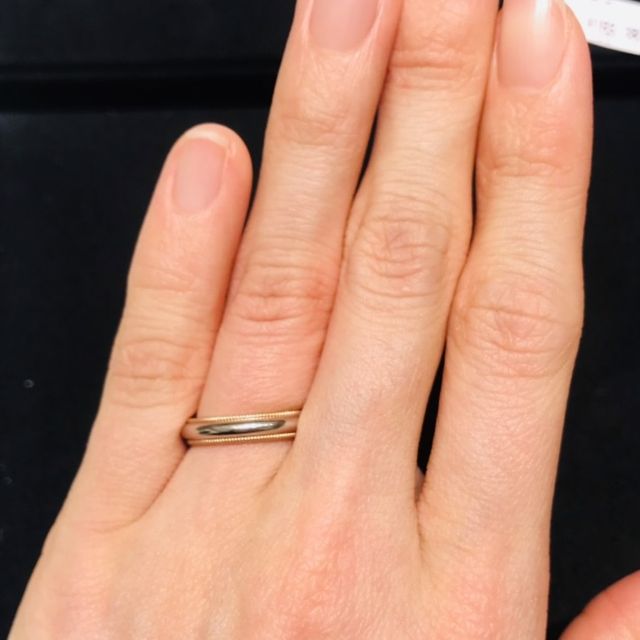 【ティファニー(Tiffany & Co.)の口コミ】 新郎と同じデザインが良く、新郎はシンプルなデザインを希望していたので…