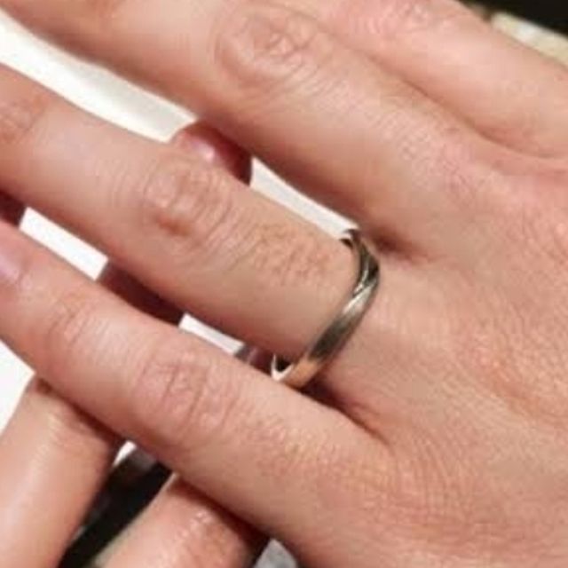 【杢目金屋(もくめがねや)の口コミ】 木目つむぎはＶ字で婚約指輪と重ね付けしたい女性にはおすすめです。今は…