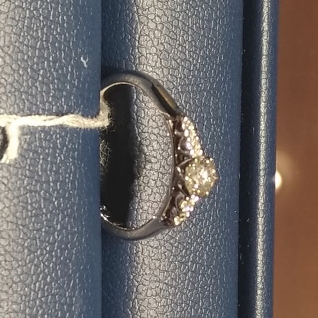 【銀座ダイヤモンドシライシの口コミ】 ブーケをイメージしたリングであり可愛すぎず華やかなすぎない丁度よいバ…