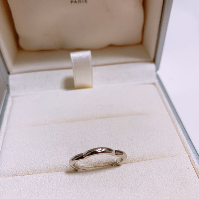 【シャネル(CHANEL)の口コミ】 婚約指輪と重ね付けしたいと思い、同じ形のカメリアリングを購入しました…