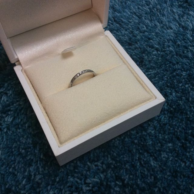 【ENUOVE(イノーヴェ)の口コミ】 毎日つけるものなのでフラットなもので、かつ石の入った華やかなデザイン…