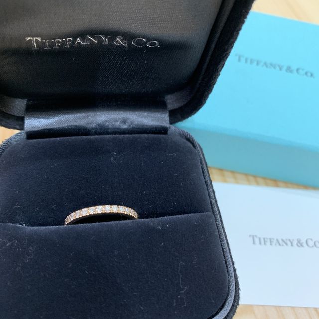 【ティファニー(Tiffany & Co.)の口コミ】 指輪の知識がほとんど無かった私ですが、このハーフエタニティリングの可…