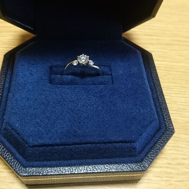 【ROYAL ASSCHER(ロイヤル・アッシャー)の口コミ】 一目でデザインが気に入りました❗
ダイヤの輝きも素敵で、本当に良いもの…