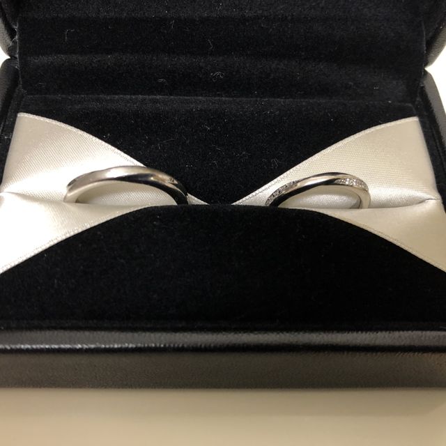 【エクセルコダイヤモンド(EXELCO DIAMOND)の口コミ】 デザイン面では、指輪の輝きがツヤ消し加工があり、落ち着きあるリングに…