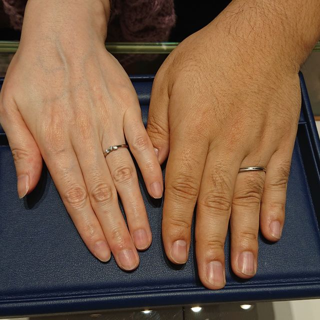 【銀座ダイヤモンドシライシの口コミ】 デザインで選びました。試着して即決でした。他のお店ではあまり見ないよ…