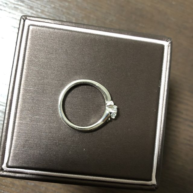 【アイプリモ(I-PRIMO)の口コミ】 あまり他のブランドにはないデザインで、３つのダイヤがついている点がポ…