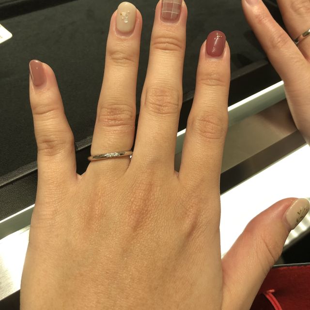 【ティファニー(Tiffany & Co.)の口コミ】 華奢で可愛いデザインです。幅は2ミリ。ダイヤモンドが3石ついているので…