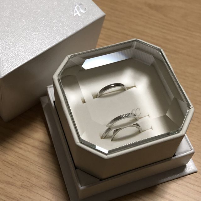 【4℃ BRIDAL(ヨンドシーブライダル)の口コミ】 シンプルなデザインのものをつけたくていくつか出してもらった中で、ダイ…