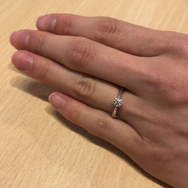 【アイプリモ(I-PRIMO)の口コミ】 どの角度からでもダイヤモンドがよく輝くようなデザインで、かつ王道の形…