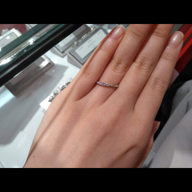 【AFFLUX(アフラックス)の口コミ】 あまり太い指輪が好みではなかったのですが、逆に細すぎるのも好みではな…