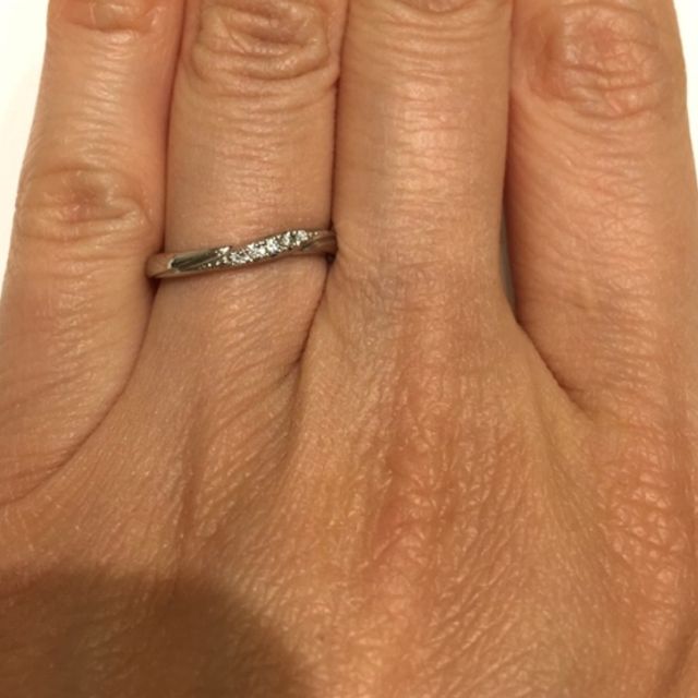 【4℃ BRIDAL(ヨンドシーブライダル)の口コミ】 複数のダイヤの周りにミル打ちが入っています。繊細で可愛らしいデザイン…