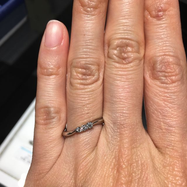 【エクセルコダイヤモンド(EXELCO DIAMOND)の口コミ】 他の人があまりつけていないデザインで、ダイヤモンドが3つついて華やかで…