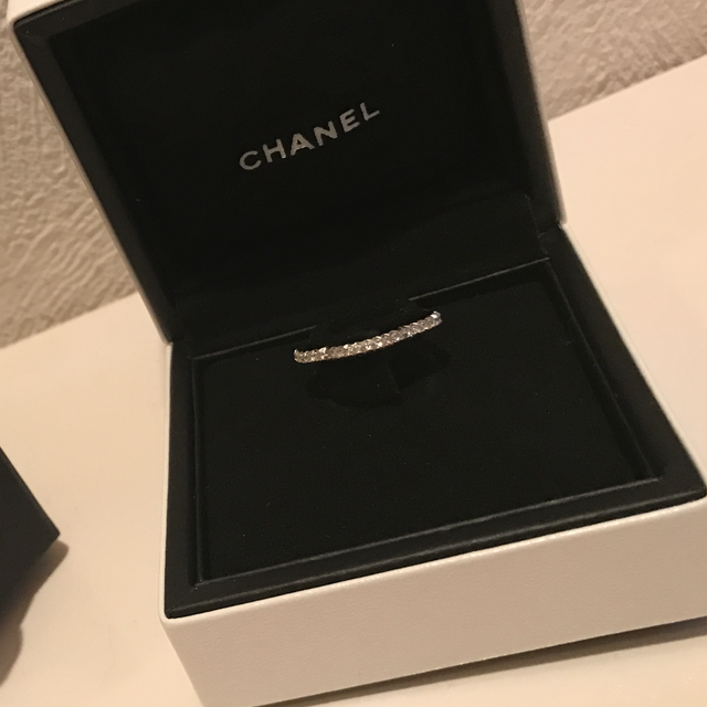 【シャネル(CHANEL)の口コミ】 人と被らないものが良いと考えていたので、リングの形がお花になっている…