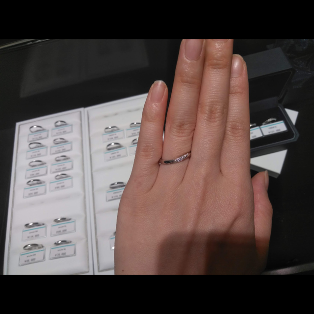 【銀座ダイヤモンドシライシの口コミ】 とっても繊細な輝きをもつリングです。右側にストーンが来ることによって…