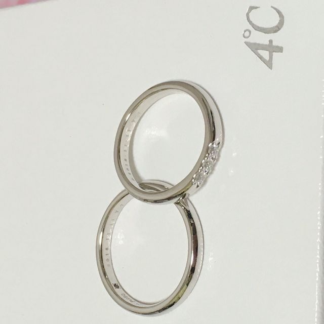 【4℃ BRIDAL(ヨンドシーブライダル)の口コミ】 ダイヤが3つもついて他のと比べて大きくキラキラして見えたのでこちらにし…