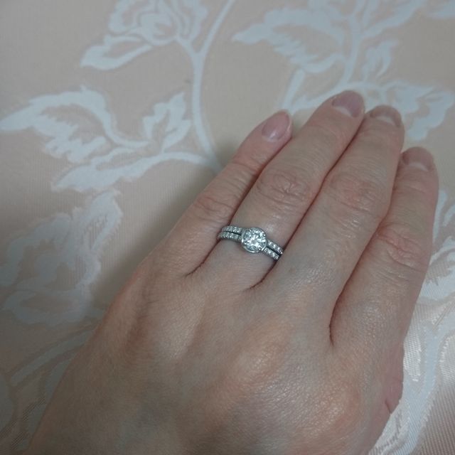 【ピアジェ(PIAGET)の口コミ】 シンプルな指輪だからこそ、キレイな輝きで即決でした。
冠婚葬祭で使える…
