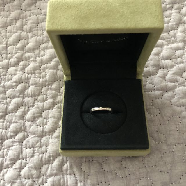 【ヴァン クリーフ＆アーペル(Van Cleef & Arpels)の口コミ】 マリッジリングは、シンプルなデザインのリングを探していました。このリ…