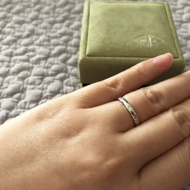 【ヴァン クリーフ＆アーペル(Van Cleef & Arpels)の口コミ】 マリッジリングは、シンプルなデザインのリングを探していました。このリ…