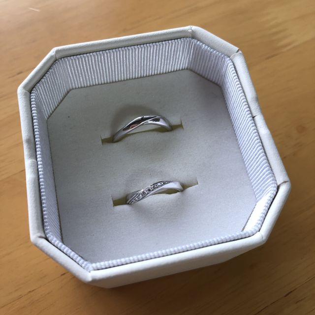 【4℃ BRIDAL(ヨンドシーブライダル)の口コミ】 デザインが一目惚れでした。ダイヤの入り方などとても好きです。指輪の内…