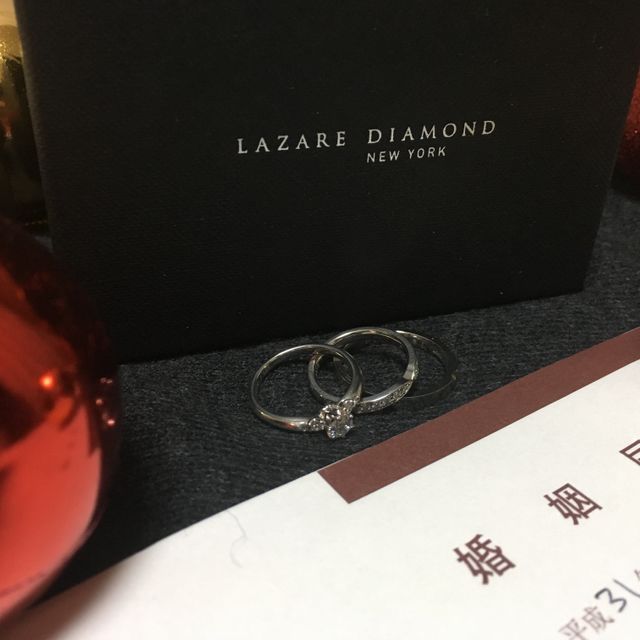 【ラザール ダイヤモンド(LAZARE DIAMOND)の口コミ】 嫁の指輪はハーフエタニティーで半周ダイヤが敷き詰められており、甲側は…