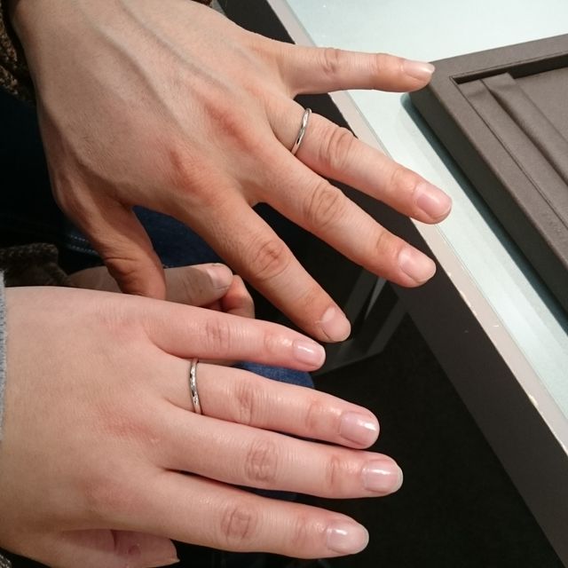 【アイプリモ(I-PRIMO)の口コミ】 鍛造仕上げの着け心地のよさと、シンプルで飽きのこないデザインが、普段…