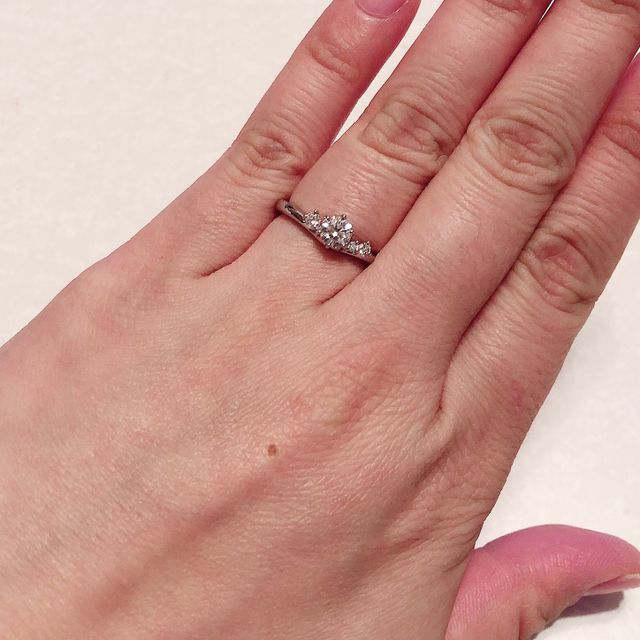 【銀座ダイヤモンドシライシの口コミ】 予算内で、ギリギリの大きさのダイヤを吟味して、色々試してて決めました…