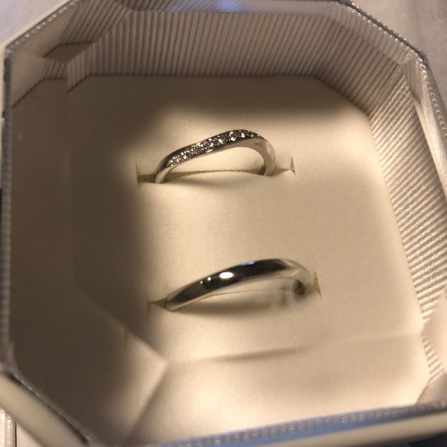 【4℃ BRIDAL(ヨンドシーブライダル)の口コミ】 4℃オリジナルのカーブデザインに惹かれました。
こちらはピュアプラチナ仕…