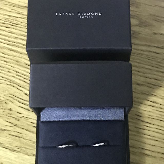 【ラザール ダイヤモンド(LAZARE DIAMOND)の口コミ】 婚約指輪と一緒に購入しました。曲線のやさしいデザインが気に入りました…