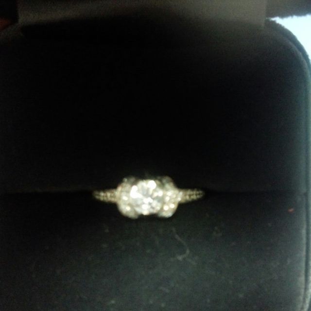 【ティファニー(Tiffany & Co.)の口コミ】 ダイヤの大きさも大きくて、周りにもダイヤがついていることで非常に高級…