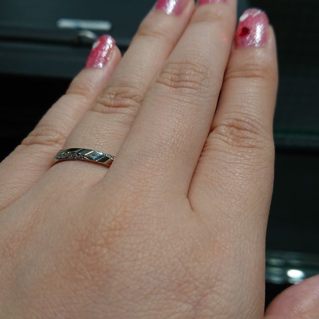 【ラザール ダイヤモンド(LAZARE DIAMOND)の口コミ】 鋭角なラインと左右のダイヤがカッコイイスタイリッシュな指輪です。
少し…