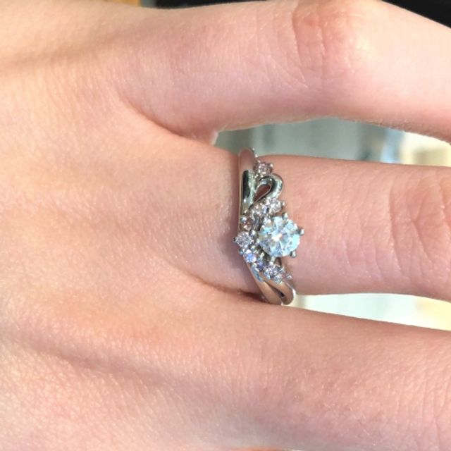 【Honey Darling(ハニーダーリン)の口コミ】 オリジナリティのあるデザインが素敵であり、中央の大きなダイヤモンドを…