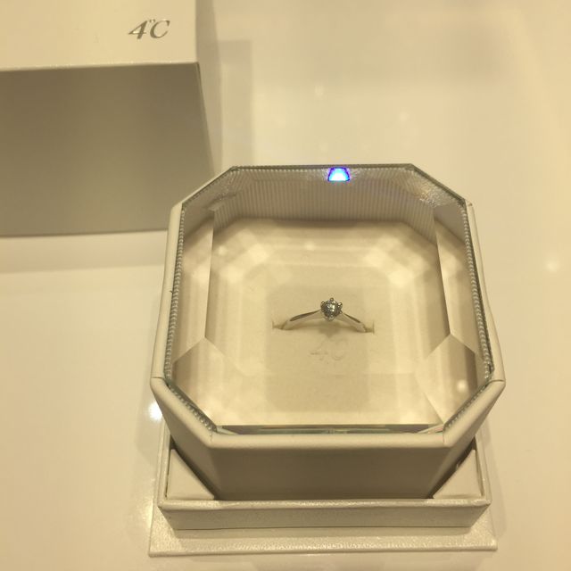 【4℃ BRIDAL(ヨンドシーブライダル)の口コミ】 プロポーズの時にもらったので、私自身は細かい値段が分からないですが、…